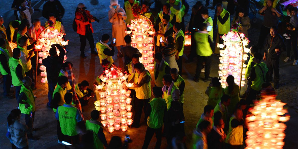 福建闽西：芷溪游花灯——“纸做灯、油点灯、纸包火”