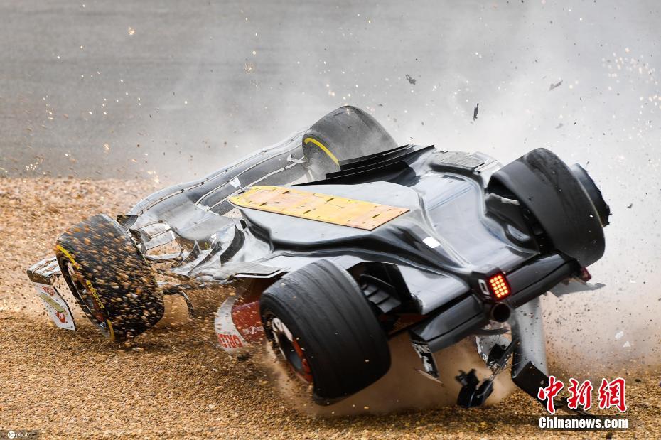 资料图：周冠宇的赛车翻车瞬间。图片来源：ICphoto