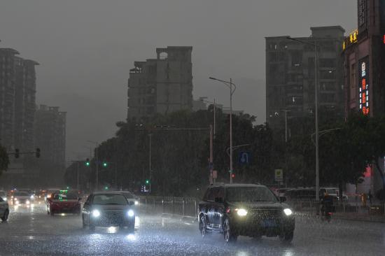 暴雨天气袭湘 长沙正午如黑夜