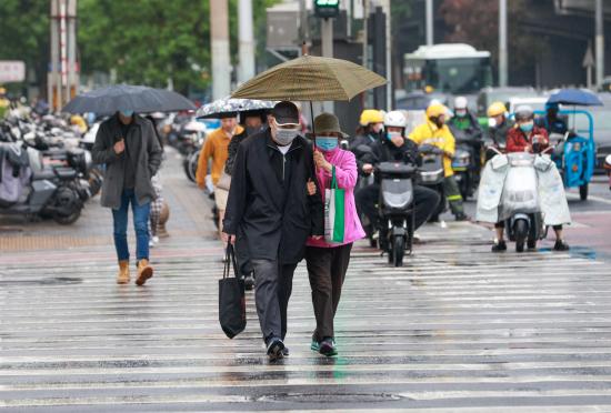 暴雨天气袭湘 长沙正午如黑夜