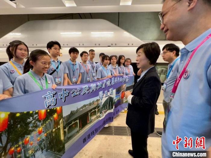 资料图：蔡若莲对香港高中公民与社会发展科内地考察学生团的学生讲话。图片来源：蔡若莲社交平台。