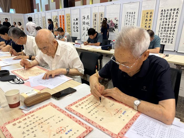 中新教育丨陕师大坚持18年老教授毛笔手写录取通知书 “一撇一捺”传师情