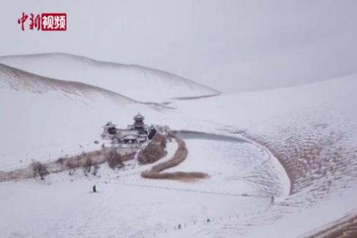 春雪润敦煌：大漠雪景淡雅如画