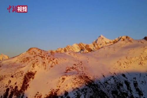 四川松潘：雪宝顶落日恍如仙境