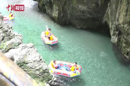 炎炎夏日 漂流景区迎客流高峰