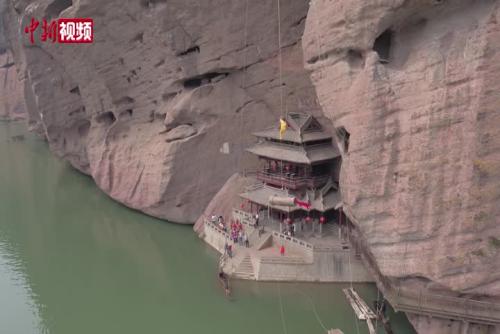 江西龙虎山还原千年“悬棺”崖墓葬安放场景