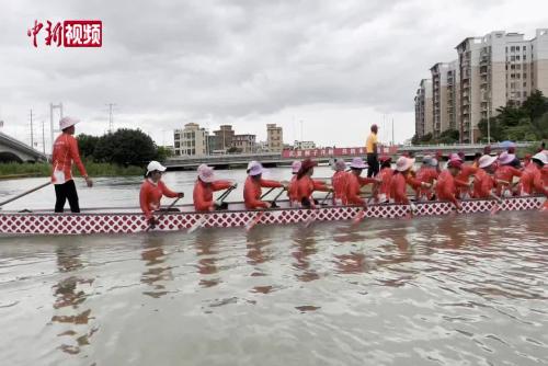 “沉浸式”体验“妈妈龙舟队”训练