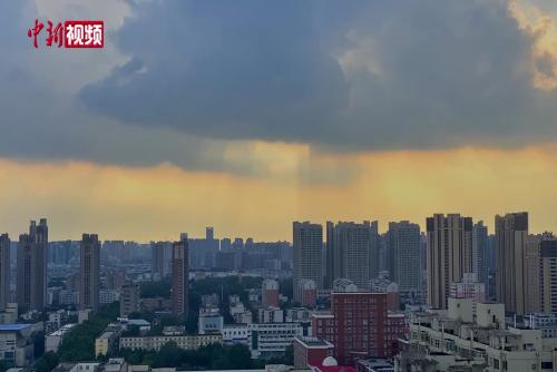 郑州上空出现“金光穿洞”景象