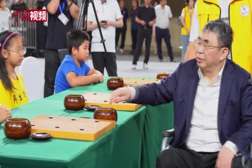 “棋圣”聂卫平河北唐山传授棋艺  