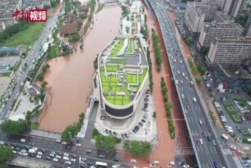 长沙暴雨致多处被淹 各部门保障道路通行安全