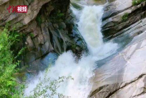 雨后泰山：飞瀑流泉依青山 龙潭倒挂百丈崖