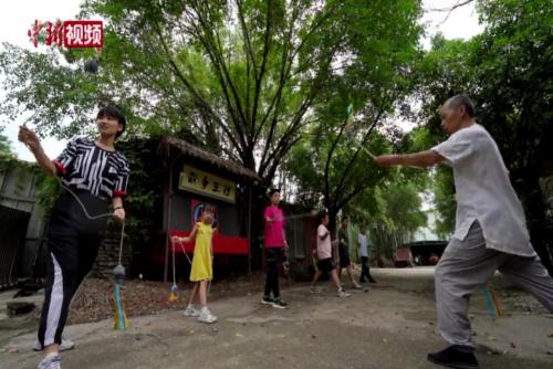 广西学生学习壮族飞镖、飞陀等“俍兵”武道过暑假