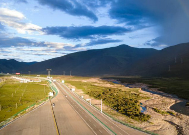 西藏拉林高等级公路夏日风光秀丽