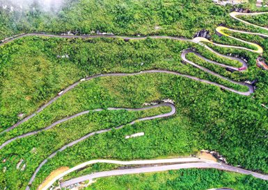 广西凤山：群山峻岭修天路