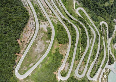 大峡谷修环线为土家族村民建“致富路”