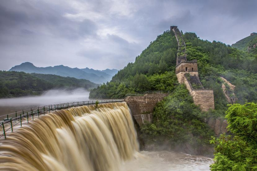 北京怀柔黄花城长城水库现瀑布景观