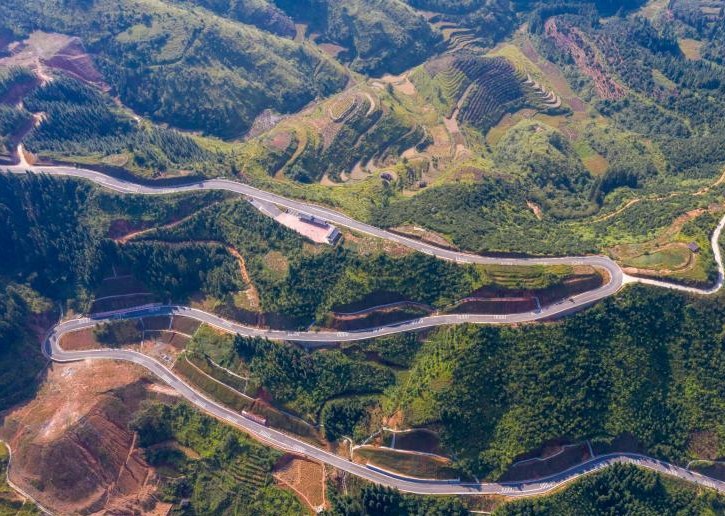 贵州：旅游公路建起来 深山苗寨富起来